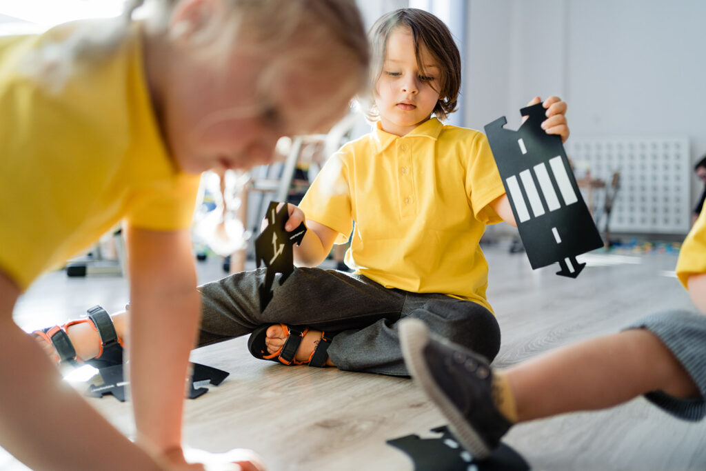 przedszkolak podczas zabawy i nauki