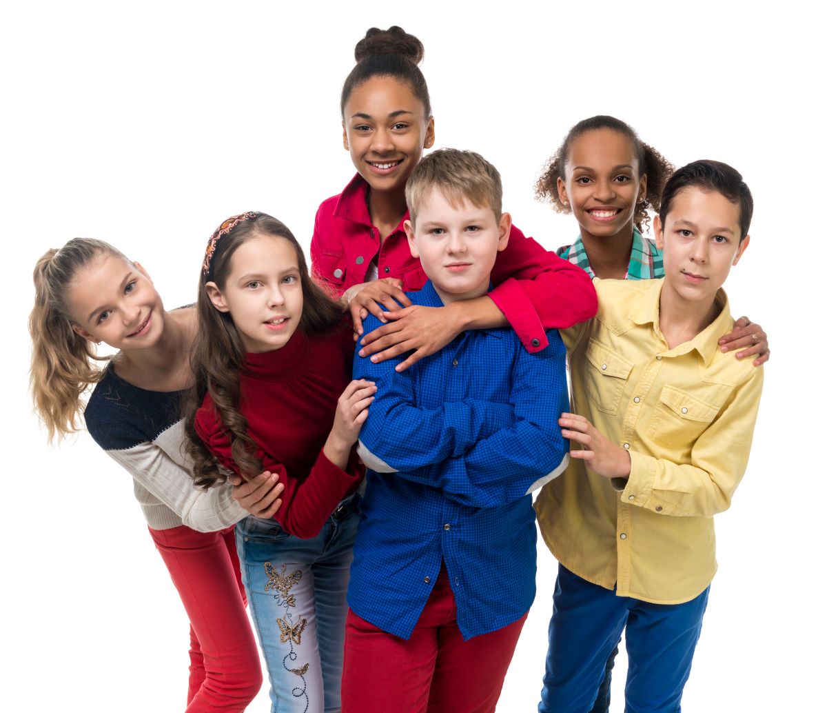 group-of-children-with-different-complexion-embrac-2023-11-27-05-05-30-utc rodzina w czasie wolnym