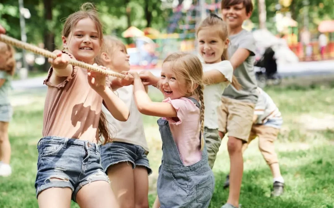 dzieci podczas zabawy - nauka emocji u dzieci