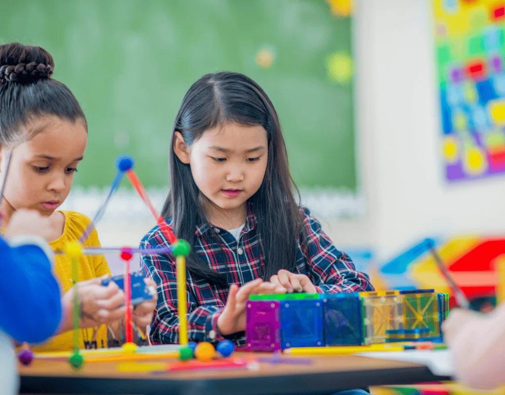 dzieci podczas nauki w szkole