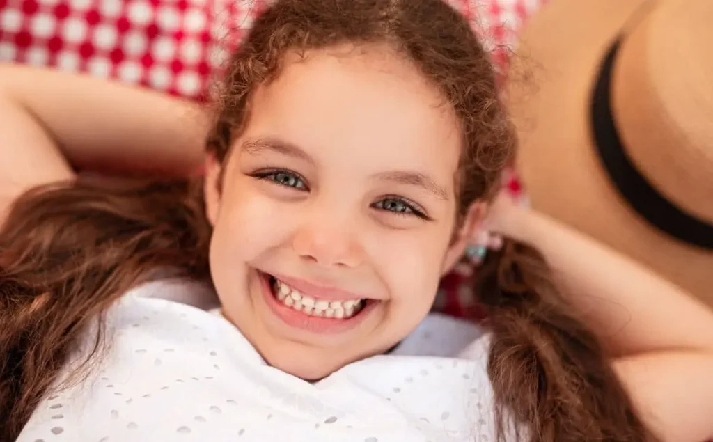 szczęśliwe i pewne siebie dziecko - dziewczynka