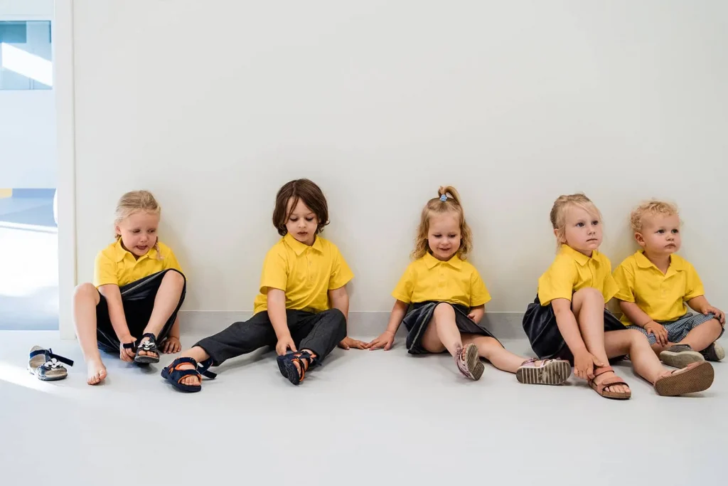 dzieci na podłodze w przedszkolu