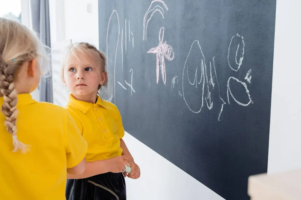 pewność siebie u dziecka - dziecko przy tablicy