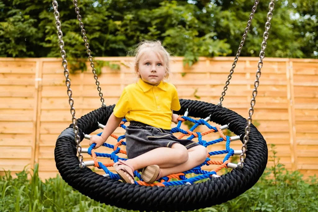 pewność siebie u dziecka - dziecko na placu zabaw
