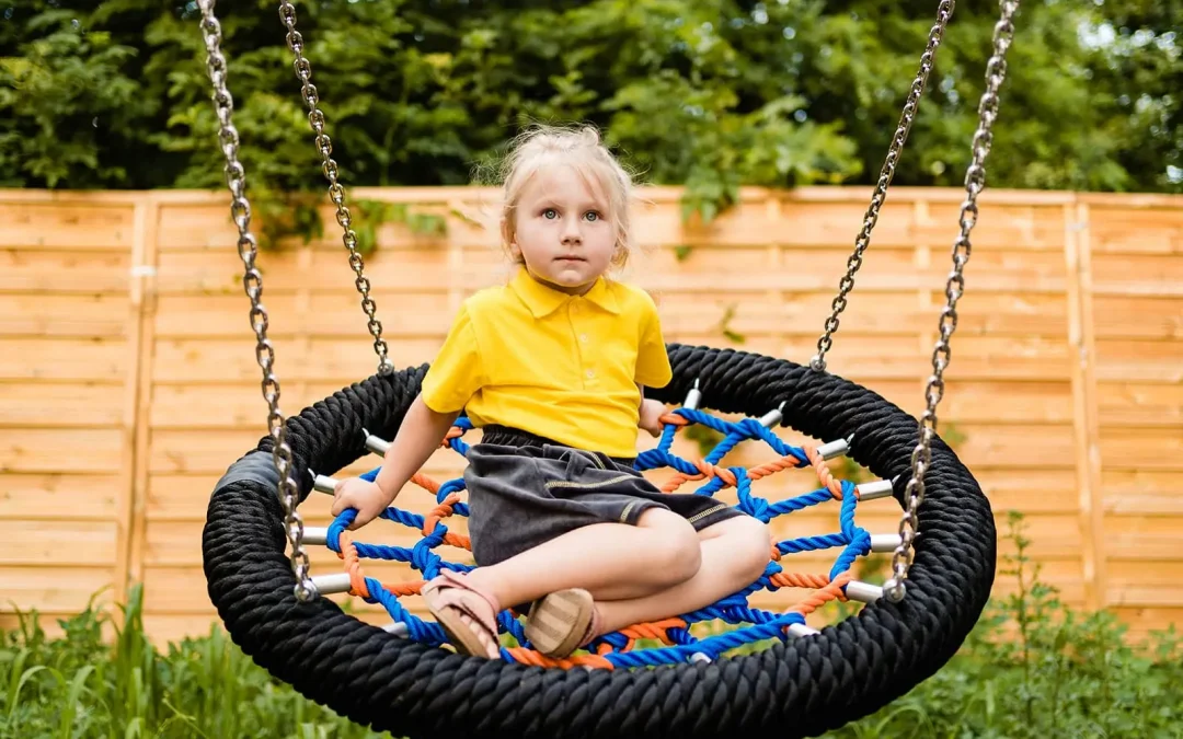 pewność siebie u dziecka - dziecko na placu zabaw