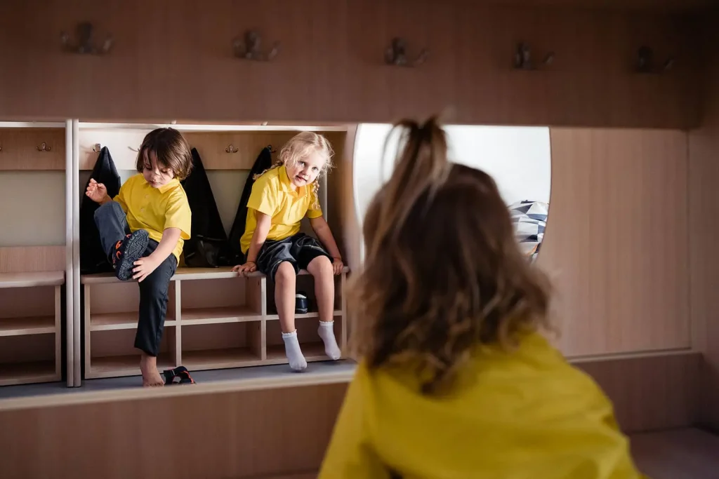 pewność siebie u dziecka - dzieci w szatni