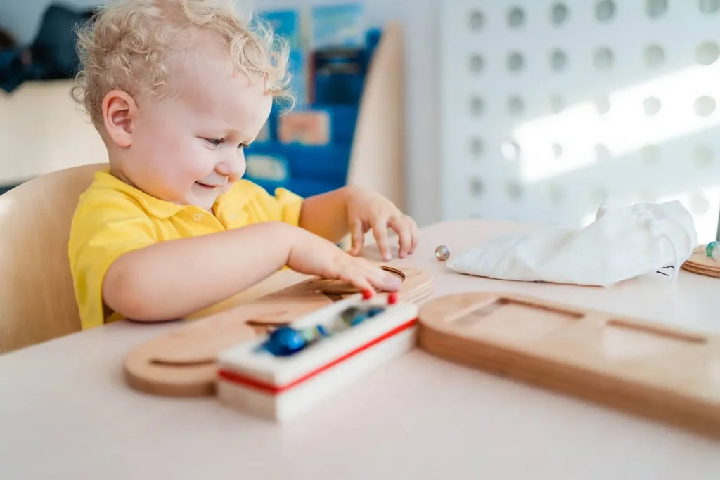 dziecko w przedszkolu podczas zabaw manualnych