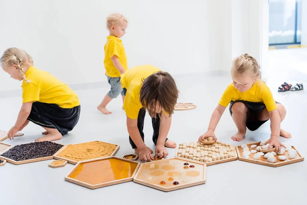 dzieci w przedszkolu podczas zabaw manualnych