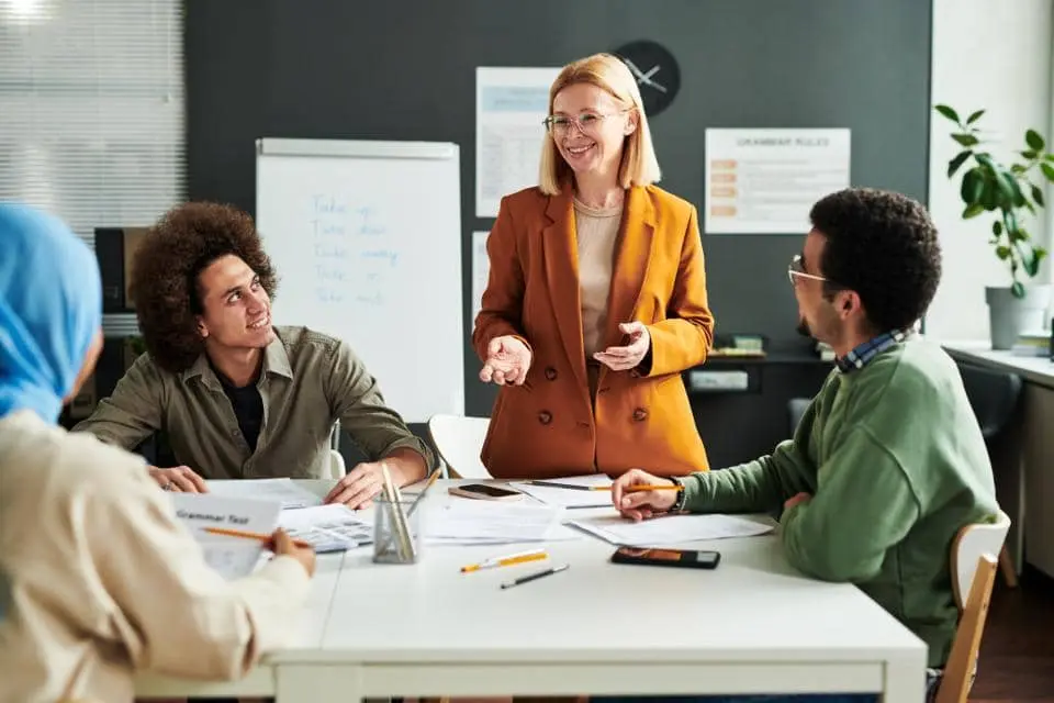 współpraca z rodzicami - zebranie informacyjne rodzice vs nauczycielka