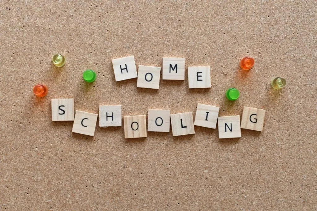 tablica z literkami ułożonymi w napis: Home Schooling
