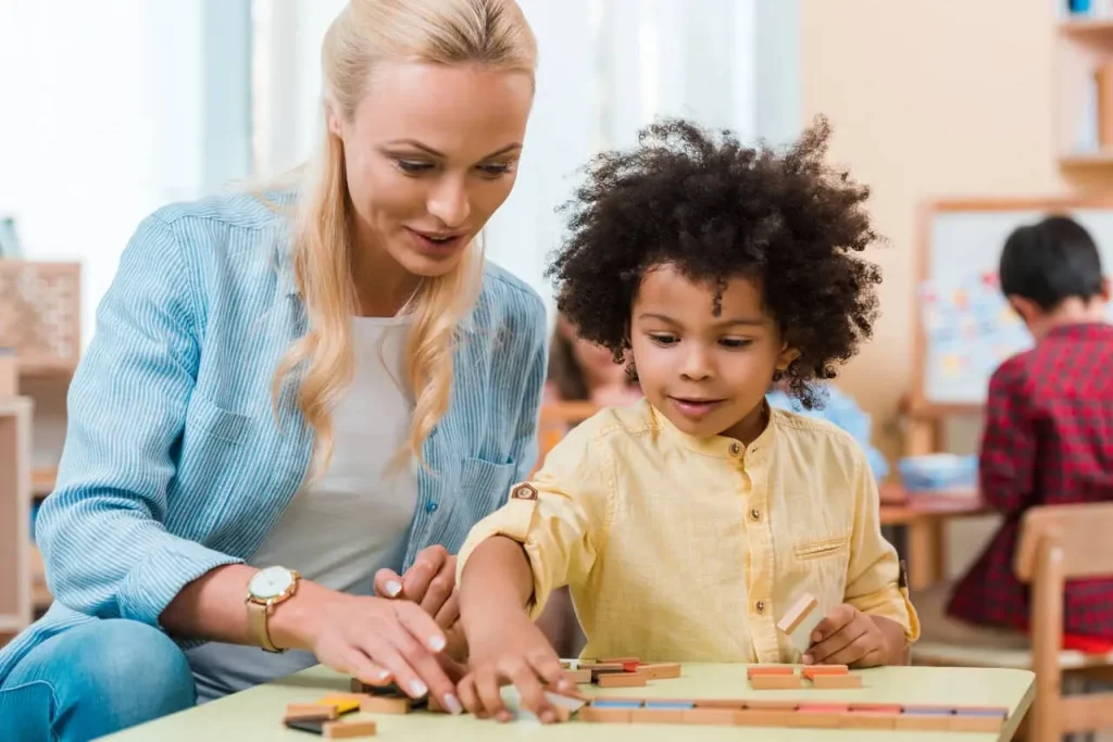 dziewczynka klasy Montessori